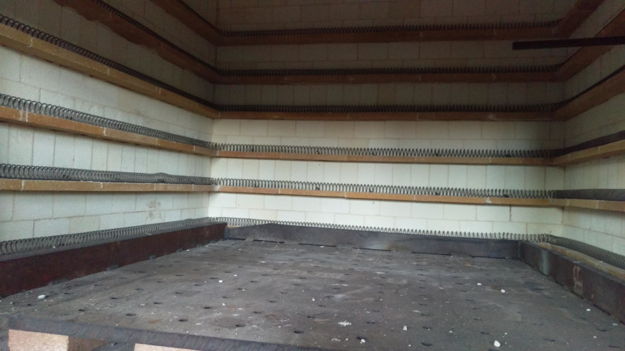 Electric thermal treatment furnace brickwork, T = 1100 °C